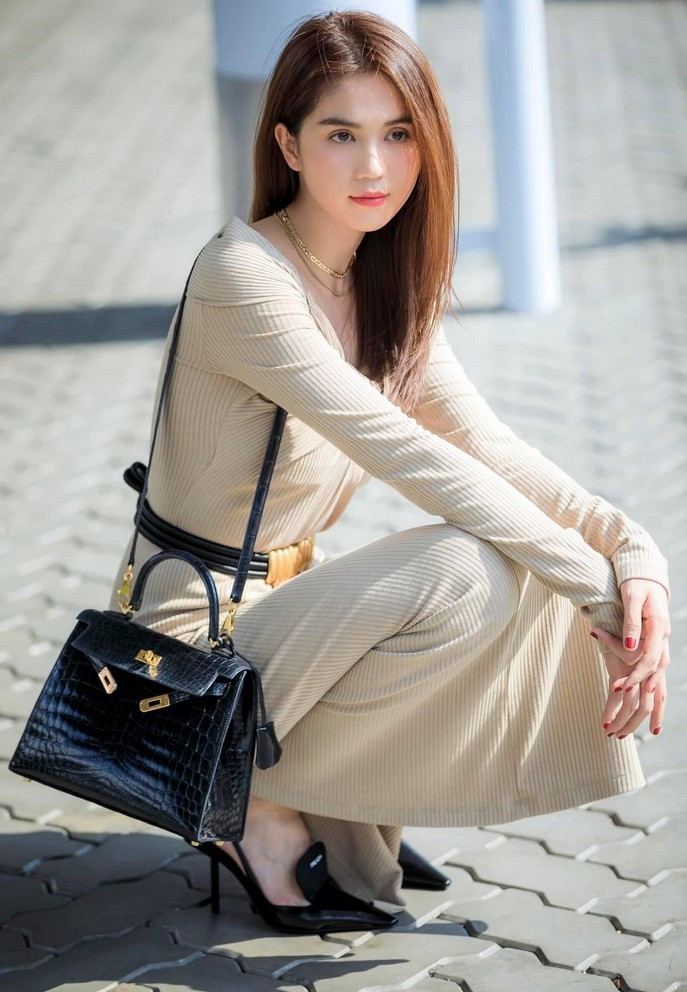 Ngọc Trinh ngẫu hứng tạo dáng trong lúc đợi check-in sân bay vẫn ra được kiểu ảnh đẹp hút hồn.