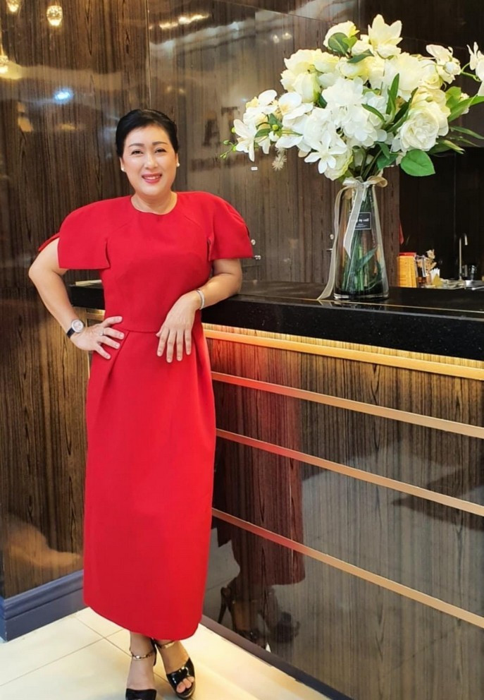 Nghệ sĩ Thanh Thủy trẻ trung trong bộ váy đỏ dạo phố cuối tuần. "Bình yên nằm trong tâm trí, mà người không biết cứ đi kiếm tìm", chị chia sẻ.