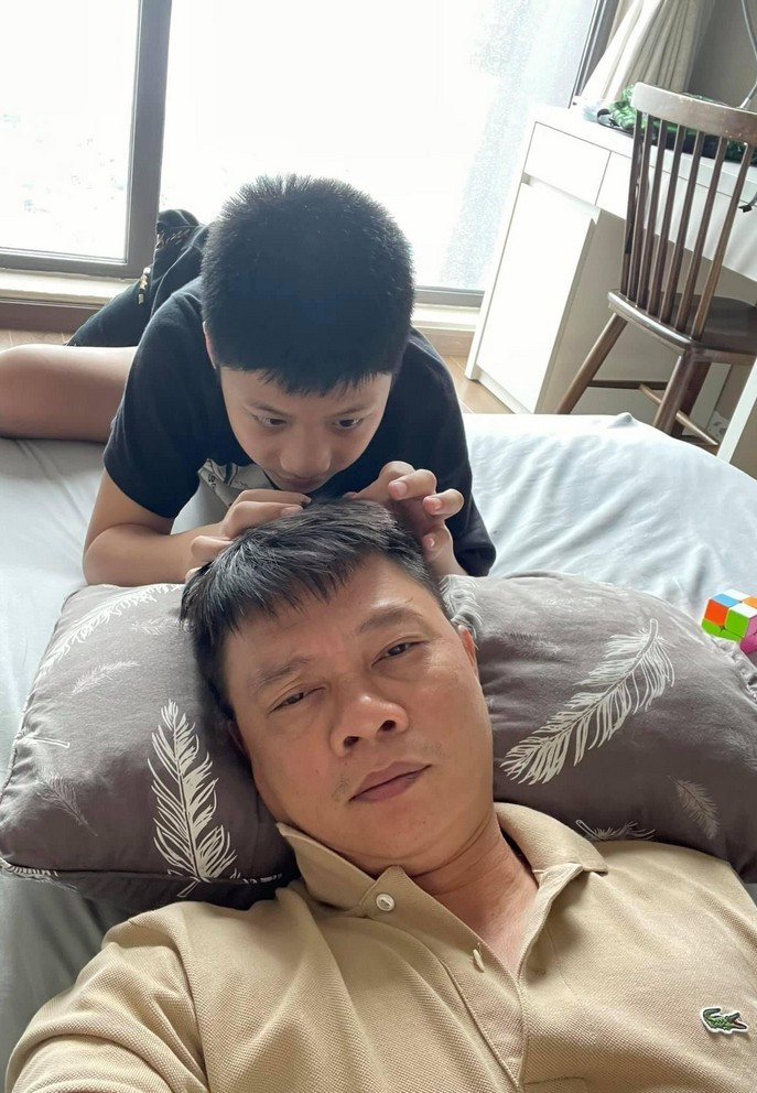 BTV Trần Quang Minh gây cười với khoảnh khắc để con trai nhổ tóc bạc cho mình.