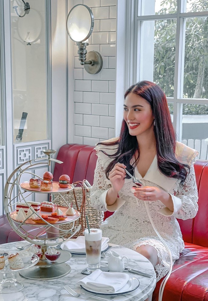 Lan Khuê có buổi trà chiều hiếm hoi bên bạn bè sau thời gian bận rộn cho vai trò mẹ bỉm sữa.
