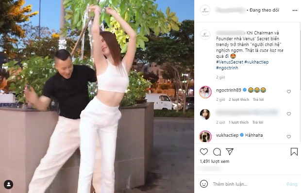 br/> Sau vòng casting người mẫu hoành tráng ở TP. HCM, những tưởng Ngọc Trinh và Vũ Khắc Tiệp sẽ chứng tỏ sự chuyên nghiệp khi ra mắt thương hiệu nội y mới của cả hai trong tương lai. Nhưng không! Mới đây, trang chính thức của thương hiệu này đăng đoạn clip chủ tịch... vỗ mông CEO một cách thô thiển. Chắc chưa bao giờ có thương hiệu nào mà chủ tịch đi vỗ mông nhà sáng lập thế này rồi đăng clip lên trang thương hiệu của công ty.