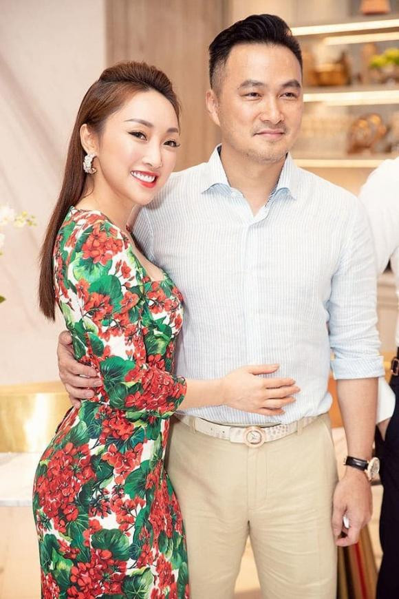 Phan ung ba dao cua vo Chi Bao khi duoc chong tang biet thu