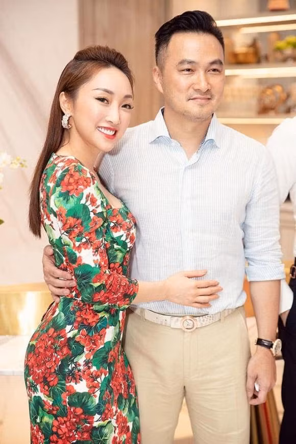 Phan ung ba dao cua vo Chi Bao khi duoc chong tang biet thu