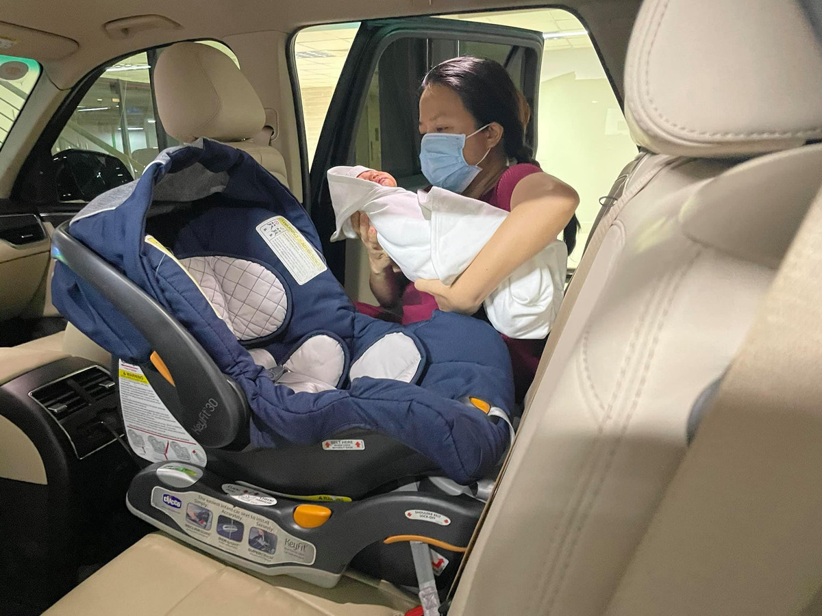 Nguyễn Hải Phong đón bà xã và con vừa lọt lòng về nhà trong chiều mưa lớn ở TP.HCM.