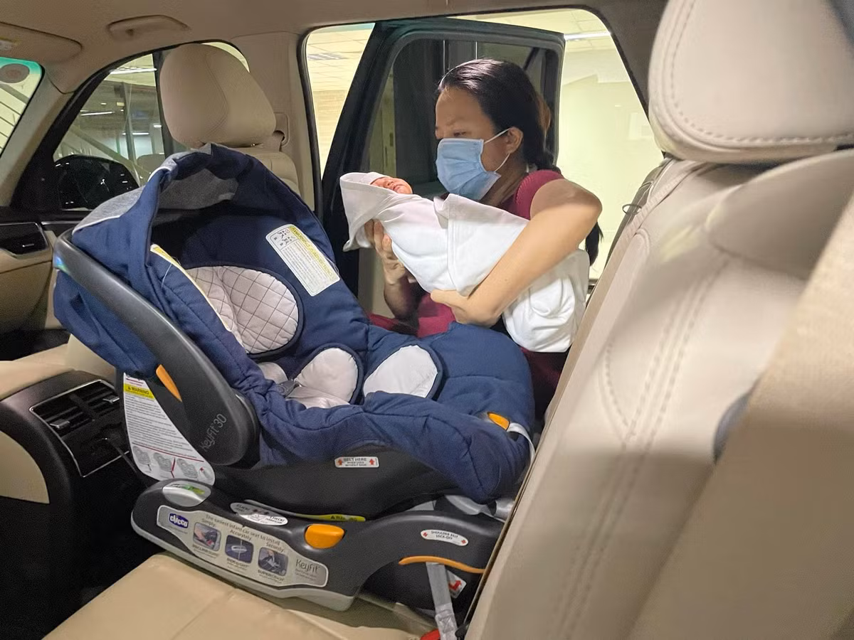 Nguyễn Hải Phong đón bà xã và con vừa lọt lòng về nhà trong chiều mưa lớn ở TP.HCM.