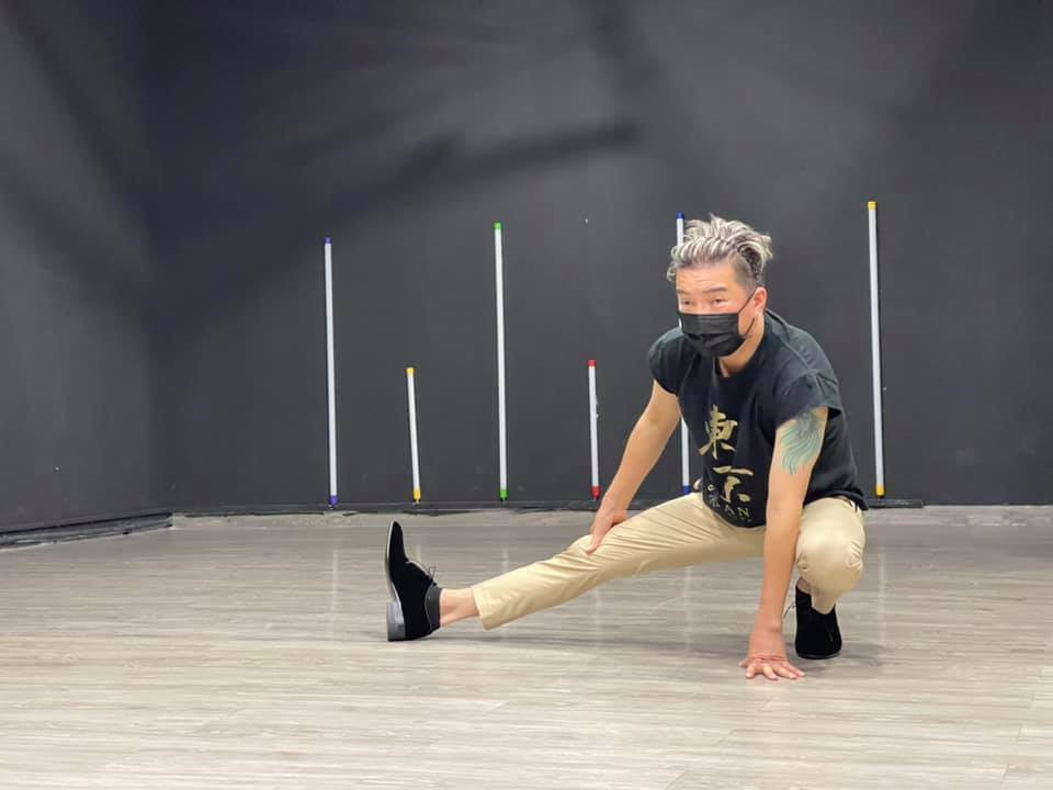 Đàm Vĩnh Hưng mướt mồ hôi tập luyện. Anh vừa hoàn thành lời hứa chuyển 100 giường bệnh đến cơ quan y tế 2 tỉnh Bắc Ninh và Bắc Giang.