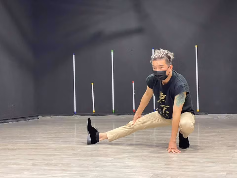 Đàm Vĩnh Hưng mướt mồ hôi tập luyện. Anh vừa hoàn thành lời hứa chuyển 100 giường bệnh đến cơ quan y tế 2 tỉnh Bắc Ninh và Bắc Giang.