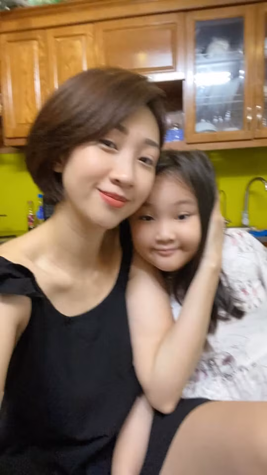 Lều Phương Anh "giận dỗi" con gái tự nhận giống bố hơn giống mẹ.