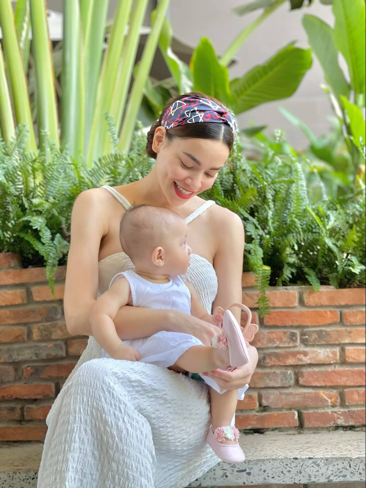 Một số khán giả nhắc nhở ca sĩ chú ý sức khỏe vì đôi vai khá gầy.