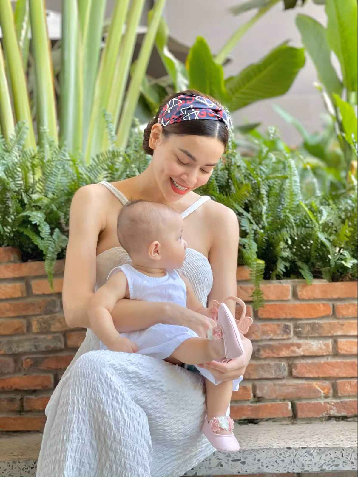 Một số khán giả nhắc nhở ca sĩ chú ý sức khỏe vì đôi vai khá gầy.