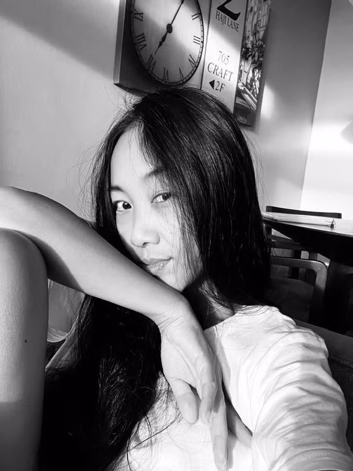 Đoan Trang đánh dấu tròn 1 tháng rời Việt Nam sang Singapore định cư. Cô mếu máo vì còn gần 200 thùng đồ dọn nhà hiện ở cảng hàng không.