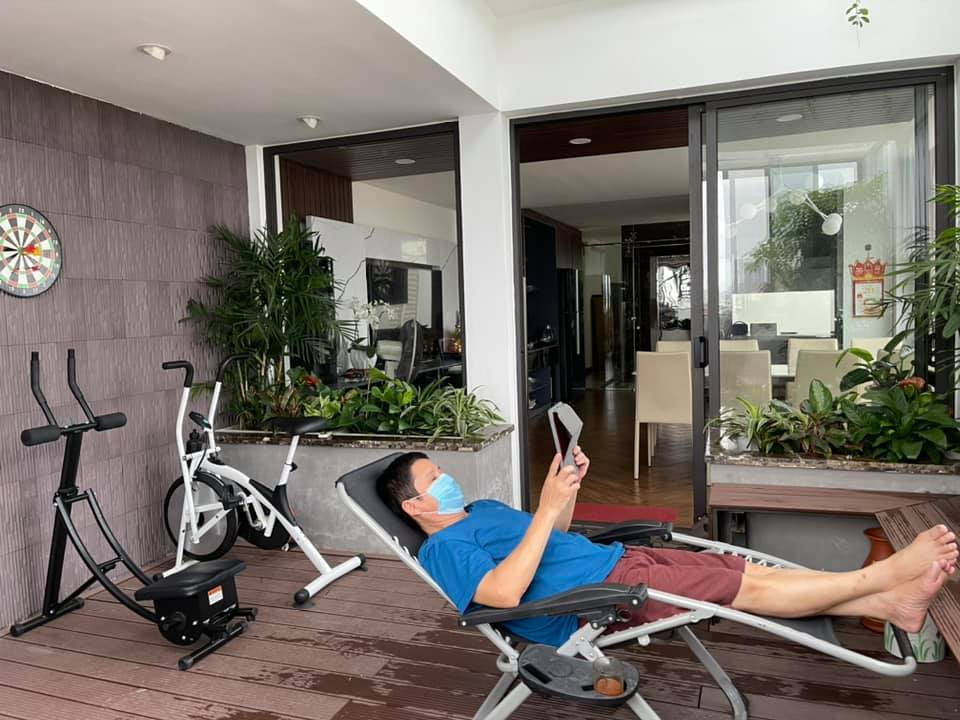 Chí Trung đeo khẩu trang ngay cả khi ở nhà một mình.