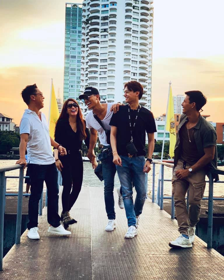 Phút hồn nhiên của Trương Ngọc Ánh bên Anh Dũng, Hiếu Nguyễn và những người bạn.