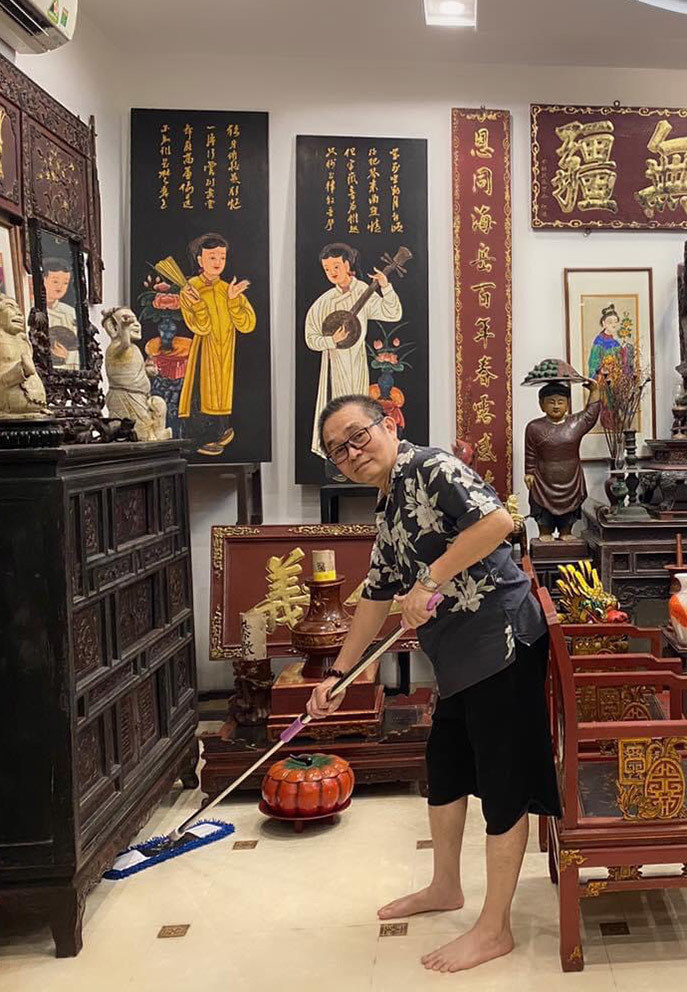 Nhiều đồng nghiệp và khán giả không khỏi trầm trồ trước nội thất làm hoàn toàn từ gỗ quý trong tổ ấm của nam nghệ sĩ Xuân Hinh.