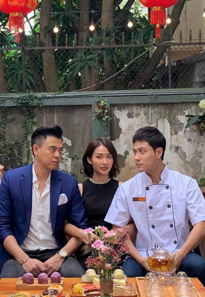 Tuấn Tú - Khả Ngân và Thanh Sơn cùng chụp ảnh phong cách 'tình tay ba' sau hậu trường phim.