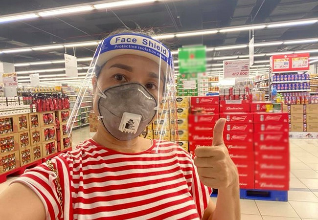 MC Cát Tường tìm kiếm nguồn thực phẩm giá bình ổn để mua tặng người dân nghèo Sài Gòn.