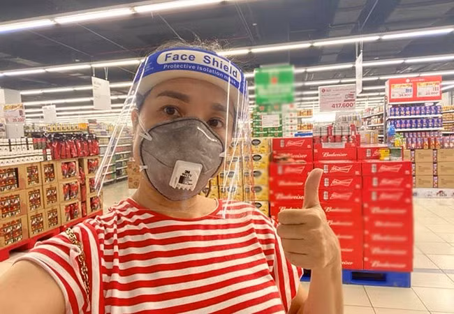 MC Cát Tường tìm kiếm nguồn thực phẩm giá bình ổn để mua tặng người dân nghèo Sài Gòn.