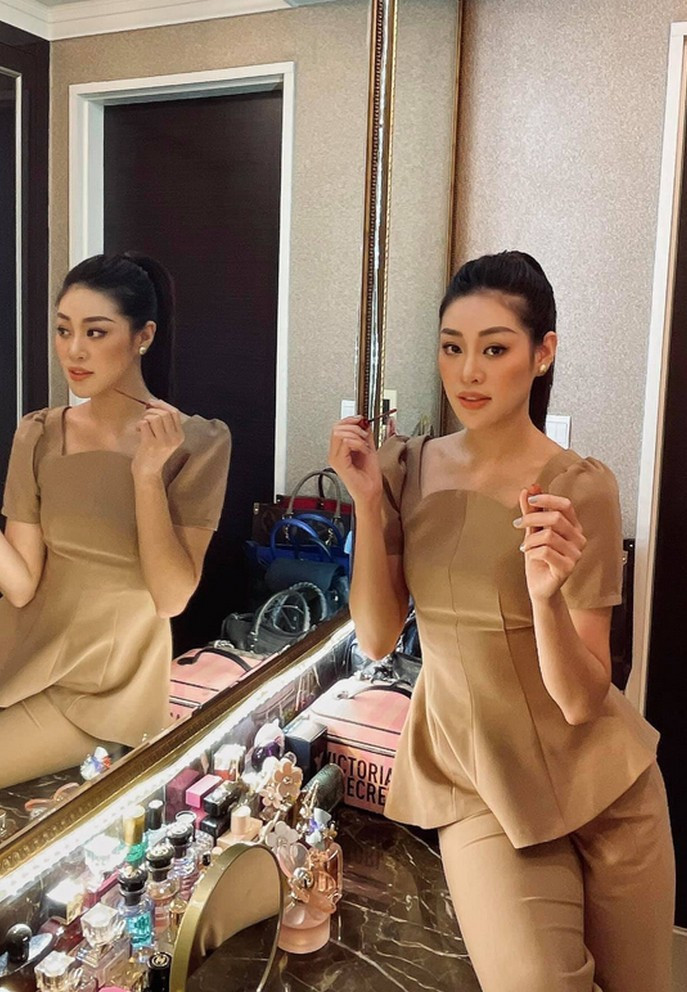 Hoa hậu Khánh Vân tự trang điểm, làm tóc tại nhà để chuẩn bị ghi hình cho một show trực tuyến.