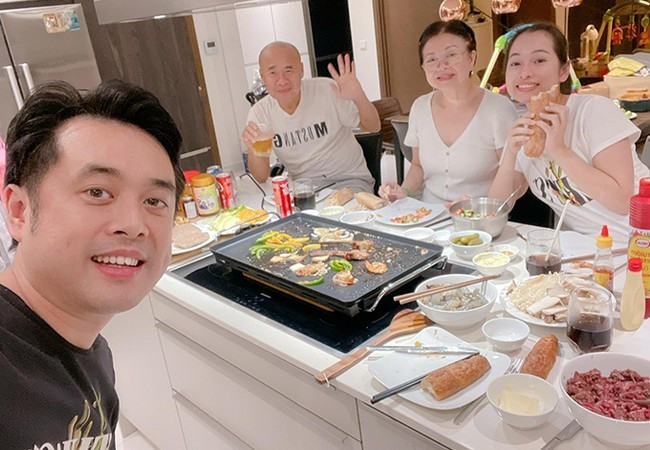 Vợ chồng Dương Khắc Linh tổ chức sinh nhật đơn giản tại nhà cho bố mẹ.