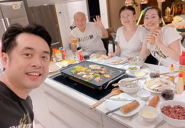 Vợ chồng Dương Khắc Linh tổ chức sinh nhật đơn giản tại nhà cho bố mẹ.