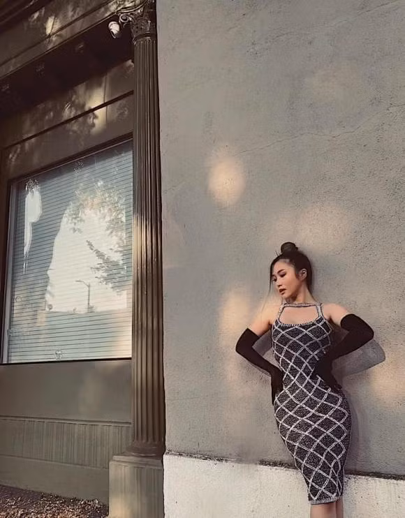 "Khi đang tận hưởng vẻ đẹp của một góc phố", Hương Tràm đăng dòng chia sẻ kèm tấm ảnh diện bộ đầm bó gợi cảm.