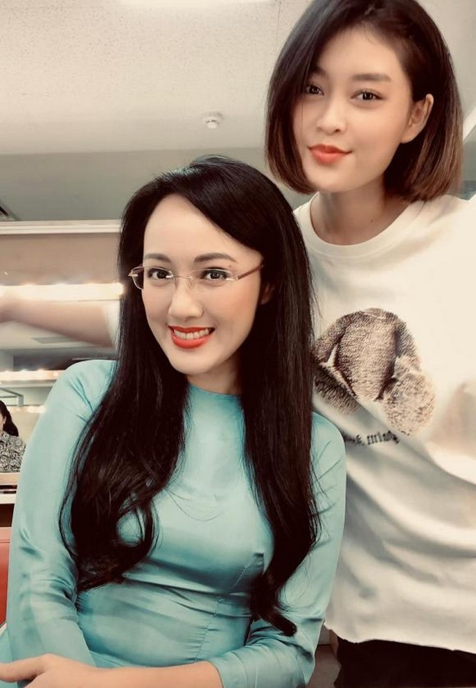 Sao Việt hôm nay 18/8: BTV Hoài Anh cùng người bạn selfie trước giờ lên sóng thời sự.