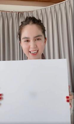 Sau quãng thời gian bị chê gầy tong teo, trơ xương, Ngọc Trinh quyết tâm bồi bổ lấy lại vóc dáng thời kì đỉnh cao. Lại cộng thêm đợt giãn cách kéo dài và được giúp việc Thúy Kiều chăm tốt nên mẫu nội y bị tăng cân không phanh.