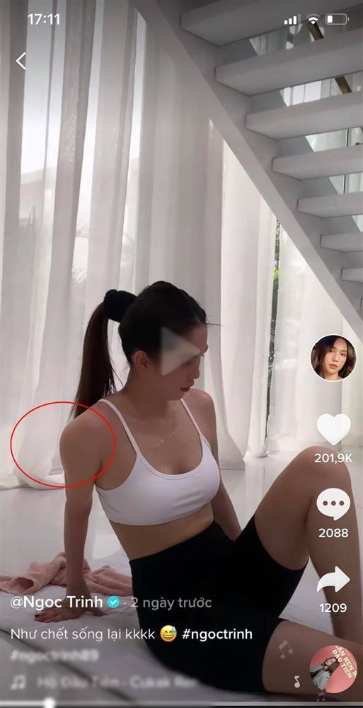 Cảm thấy việc tăng cân đang ngày càng quá đà, mất kiểm soát, Ngọc Trinh lại quay lại tập hùng hục. Cô chia sẻ clip tập các tập thể dục ở nhà mà đầm đìa mồ hôi. Đến Ngọc Trinh cũng phải than thở: "Như chết đi sống lại".