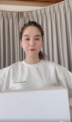 Mới đây, Ngọc Trinh khoe đập hộp đủ bộ điện thoại, đồng hồ, tai nghe được tặng cực xịn sò. Cô cho biết mình là một trong những người ở Việt Nam may mắn nhất nhận đươc món quà này. Tuy nhiên, khán giả lai chỉ chú ý đến gương mặt tròn xoe của chân dài Trà Vinh.