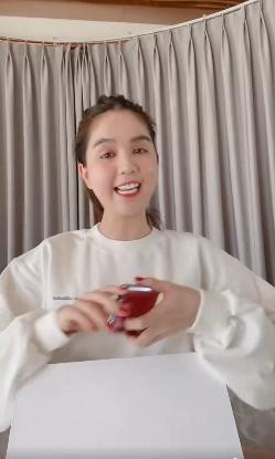 Gương mặt tròn xoe suýt thì không nhận ra của Ngọc Trinh.