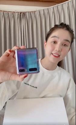 ##ss###style="font-size: 16px;">Cô cho biết đã đánh mất vòng eo 54 cm thành 59 cm, đặc biệt là gương mặt tròn xoe như cái đĩa. Vốn dĩ bình thường, Ngọc Trinh đã sở hữu gương mặt baby đầy đặn nhưng giờ đây sau khi bị ngải heo nhập thì bao nhiêu "sầu riêng chấm sữa" đã đã dồn hết lên mặt cô, thậm chí bắt đầu xuất hiện cả nọng cằm.