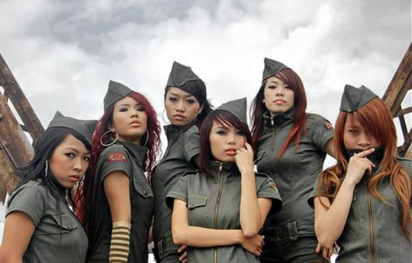 Nhóm nhảy có số lượng thành viên hùng hậu, lên đến hàng chục người, thường xuyên đi thi đấu tại các giải hiphop quốc tế và khu vực. Mê thể thao và hiphop, Diệp Lâm Anh tham gia vào nhóm từ năm 15 tuổi. Vẫn là bratop đen, quần cạp trễ và vòng eo mỏng dính, Diệp Lâm Anh gần như không có sự thay đổi quá nhiều về vóc dáng dù đã sinh 2 con.