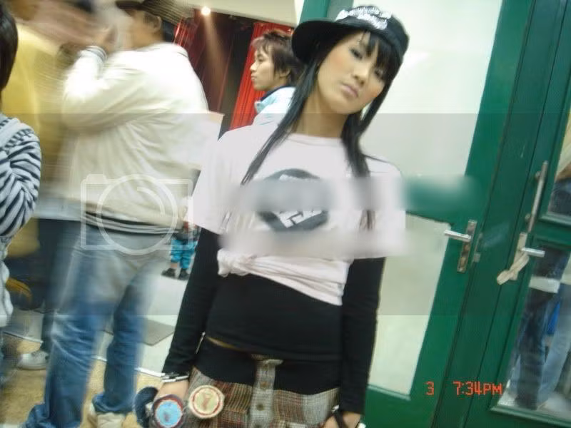 ...trang phục lớp lớp đều được Diệp Lâm Anh thử không sót một trend nào lúc bấy giờ.