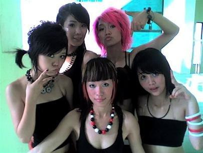 hững chiếc vòng được đeo chi chít...