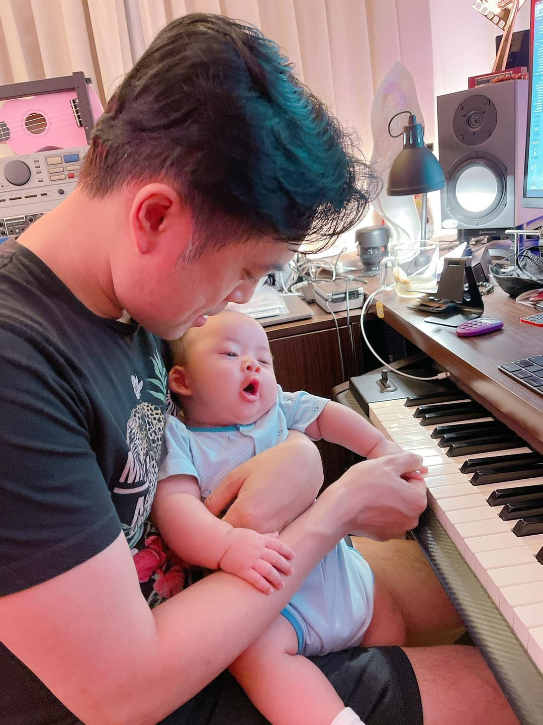 "Sau này làm nhạc sĩ nhé con!", nhạc sĩ Dương Khắc Linh chụp ảnh bên cậu con trai đáng yêu.
