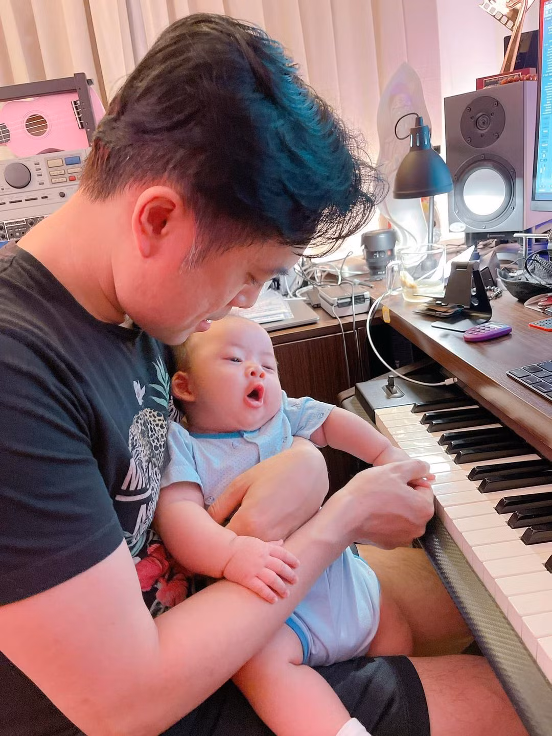 "Sau này làm nhạc sĩ nhé con!", nhạc sĩ Dương Khắc Linh chụp ảnh bên cậu con trai đáng yêu.