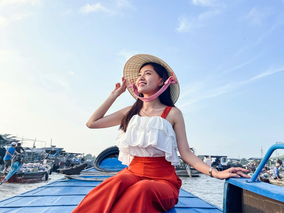 BTV Xuân Anh đẹp dịu dàng trong chuyến đi Cần Thơ: "Dậy sớm từ 4h để đi chợ! Quả là một cô gái đảm đang".