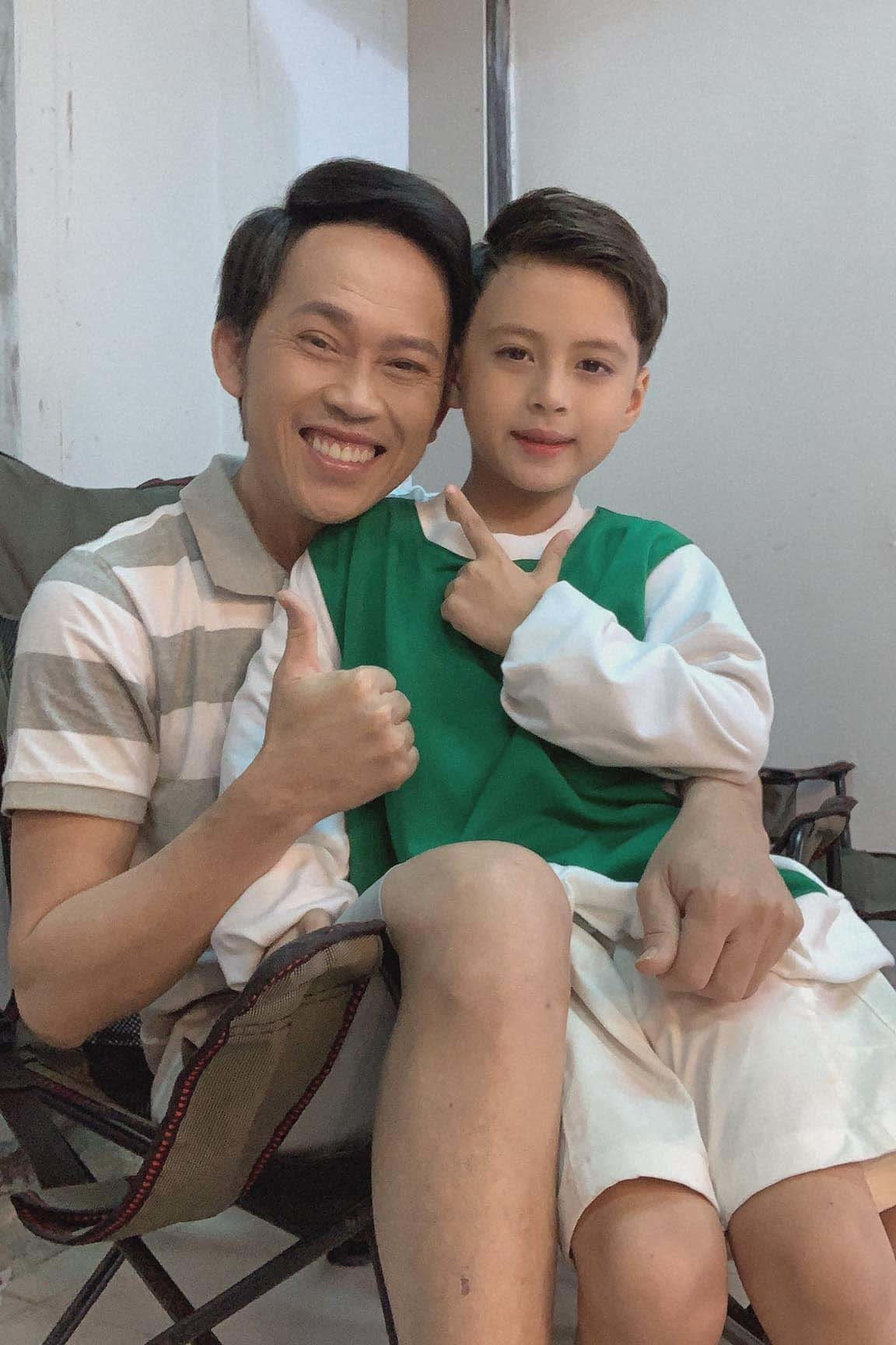 Trên trang cá nhân, Hoài Linh chia sẻ hình ảnh chụp cùng các đồng nghiệp khi quay lại với công việc.