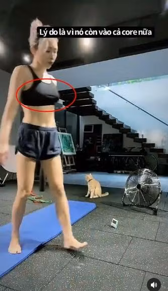 Mới đây, nữ ca sĩ quay lại clip một buổi tập của mình. Cô diện bộ đồ tập bó sát, tóc cặp gọn gàng, thảm đệm và dụng cụ sẵn sàng chẳng khác nào phòng gym thực thụ.