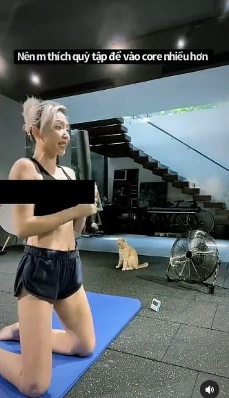 Có lẽ chính Tóc Tiên cũng nhận ra điều này nên từ giữa clip cô đã phải dùng icon để che đi vòng 1 "nhảy lên nhảy xuống" của mình.