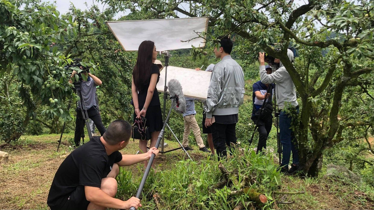 Một cảnh phim 'Hương vị tình thân' thực hiện dưới trời nắng nóng. Hiện tại một số diễn viên đang được nghỉ nhưng các thành phần đoàn phim vẫn phải tiếp tục quay để kịp phát sóng.