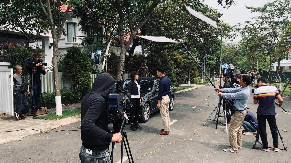 Khổ nhất là quay phim dưới trời mùa hè mà diễn viên phải mặc đồ mùa đông.