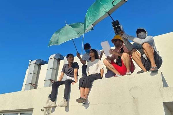 Ê kíp đoàn phim Điều em chưa biết cũng đang phải làm việc dưới trời nóng đỉnh điểm của Hà Nội để kịp phát sóng vào tháng 7 tới. Ở cảnh quay này, Thanh Sơn và Khả Ngân phải ngồi diễn trên khối bê tông nóng rực. Cả ê kíp phải hỗ trợ che ô cho diễn viên.