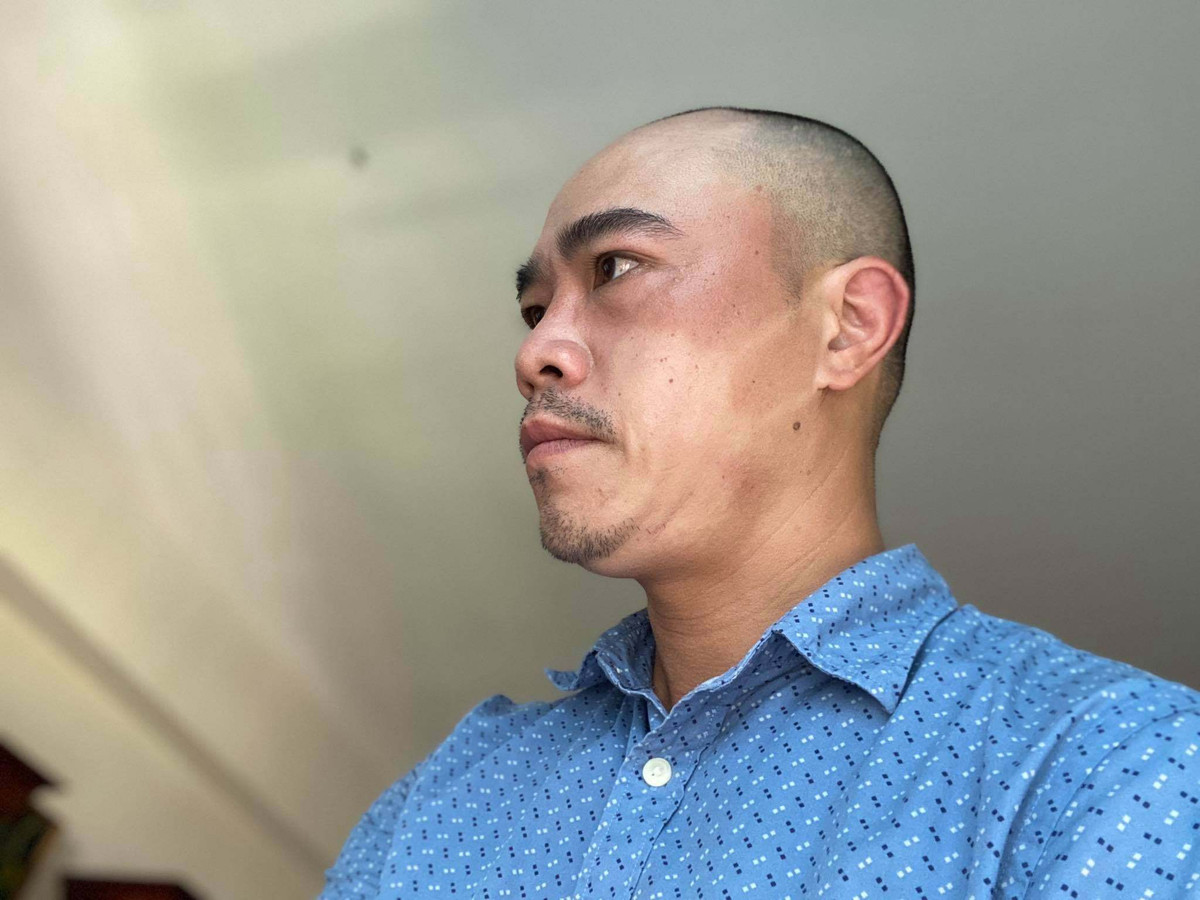 Quay phim Vũ Trung Kiên cháy nắng vì quay phim nhiều giờ dưới cái nắng bỏng rát ngoài trời thực tế có thể lên đến 50-60 độ C. Những người đứng sau máy quay cũng vất vả không kém các diễn viên.