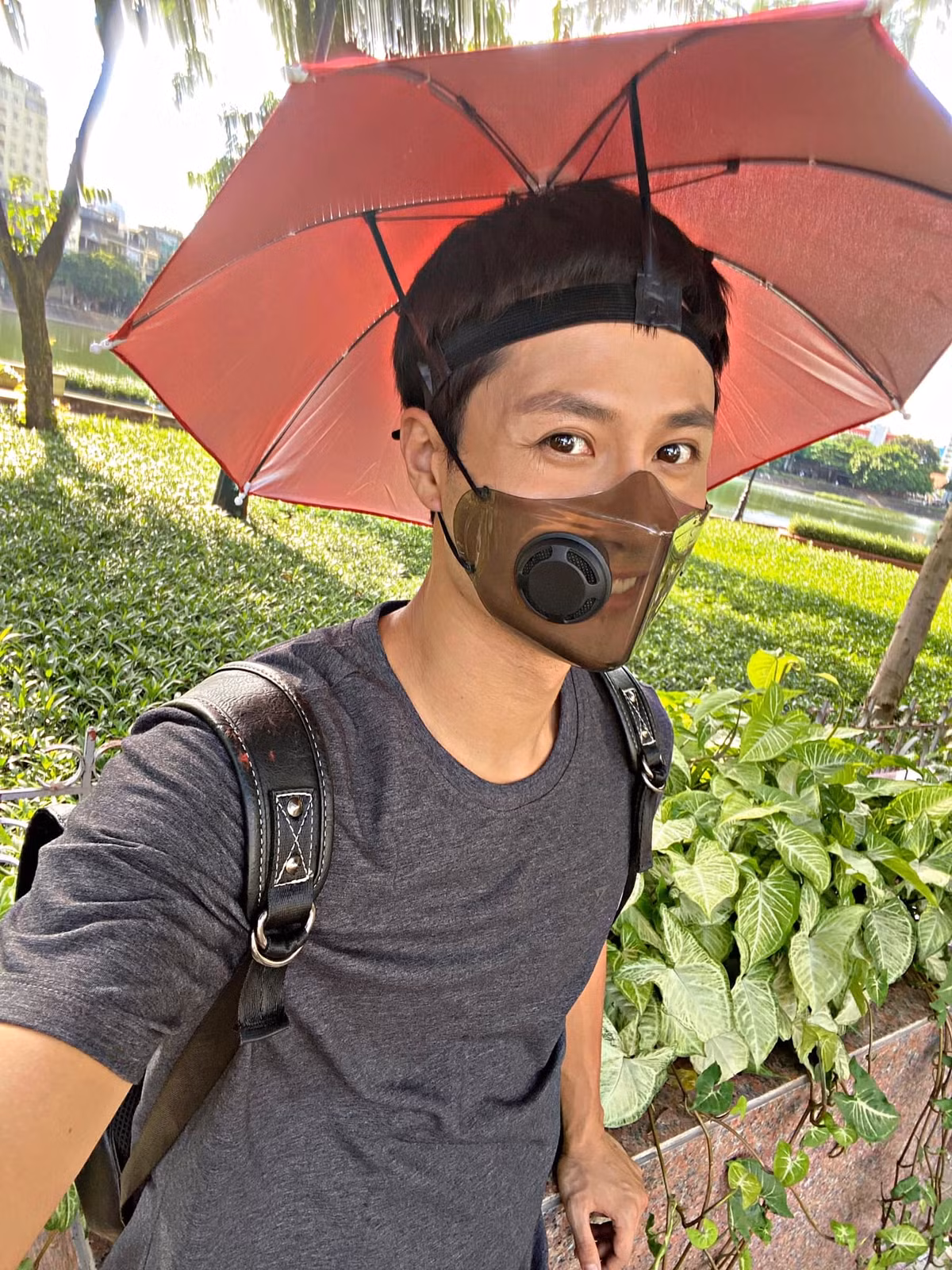 Thanh Sơn nói vui: "Nhét mấy củ xả vào trong người cảm giác như vừa làm việc vừa được xông hơi". Tuy nhiên anh vẫn còn may mắn vì không phải mặc vest đóng phim dưới cái nóng đổ lửa. Nam diễn viên phải chuẩn bị cho mình chiếc ô đặc biệt để tránh nắng.