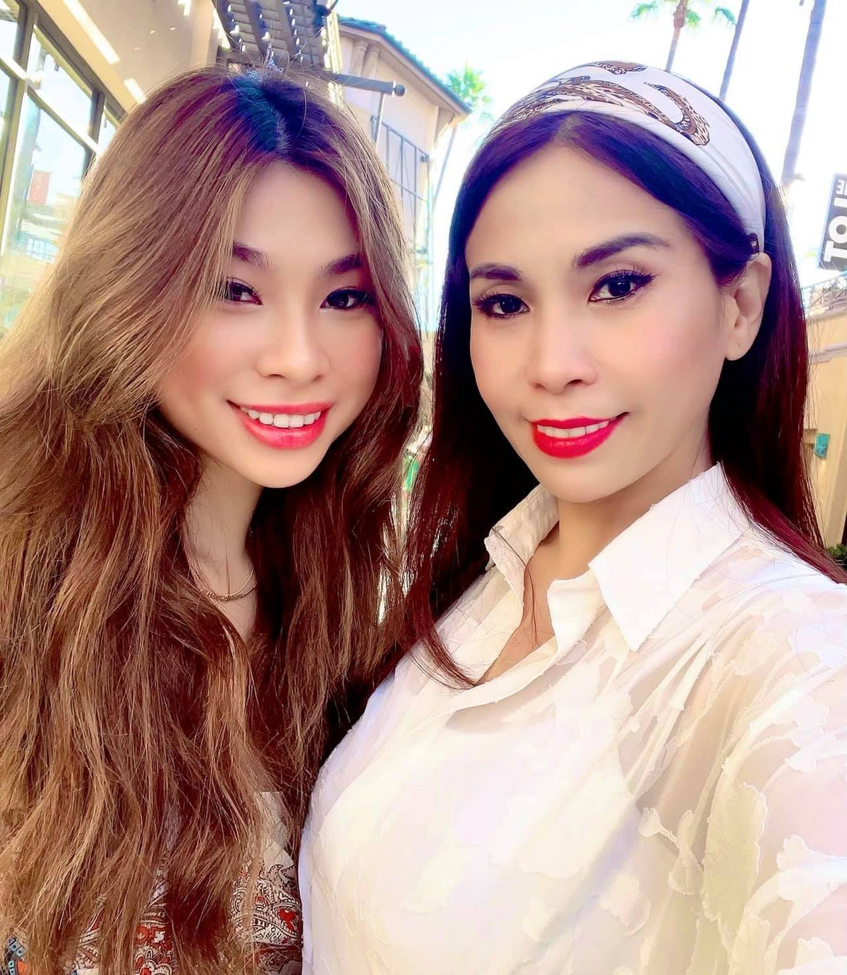 Lý Hương chụp ảnh cùng con gái.