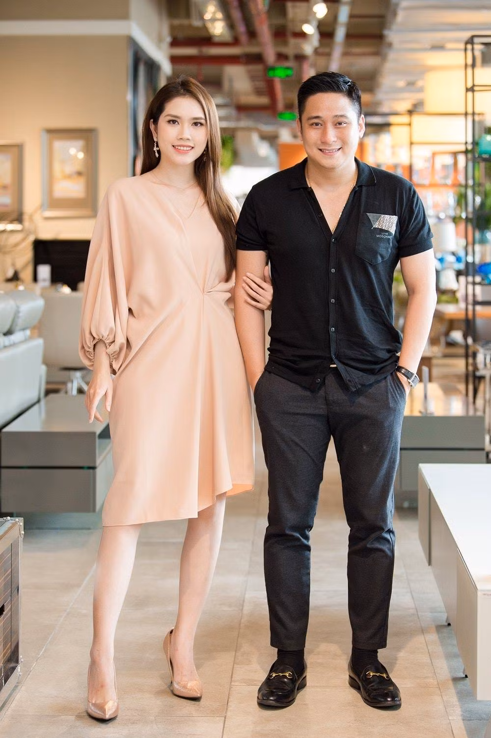 Minh Tiệp bên vợ trẻ.