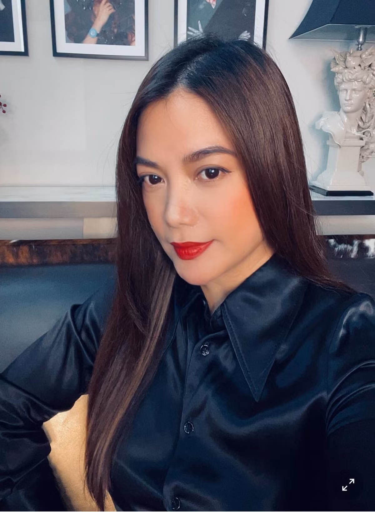 Trương Ngọc Ánh hồi hộp chấm thi online.