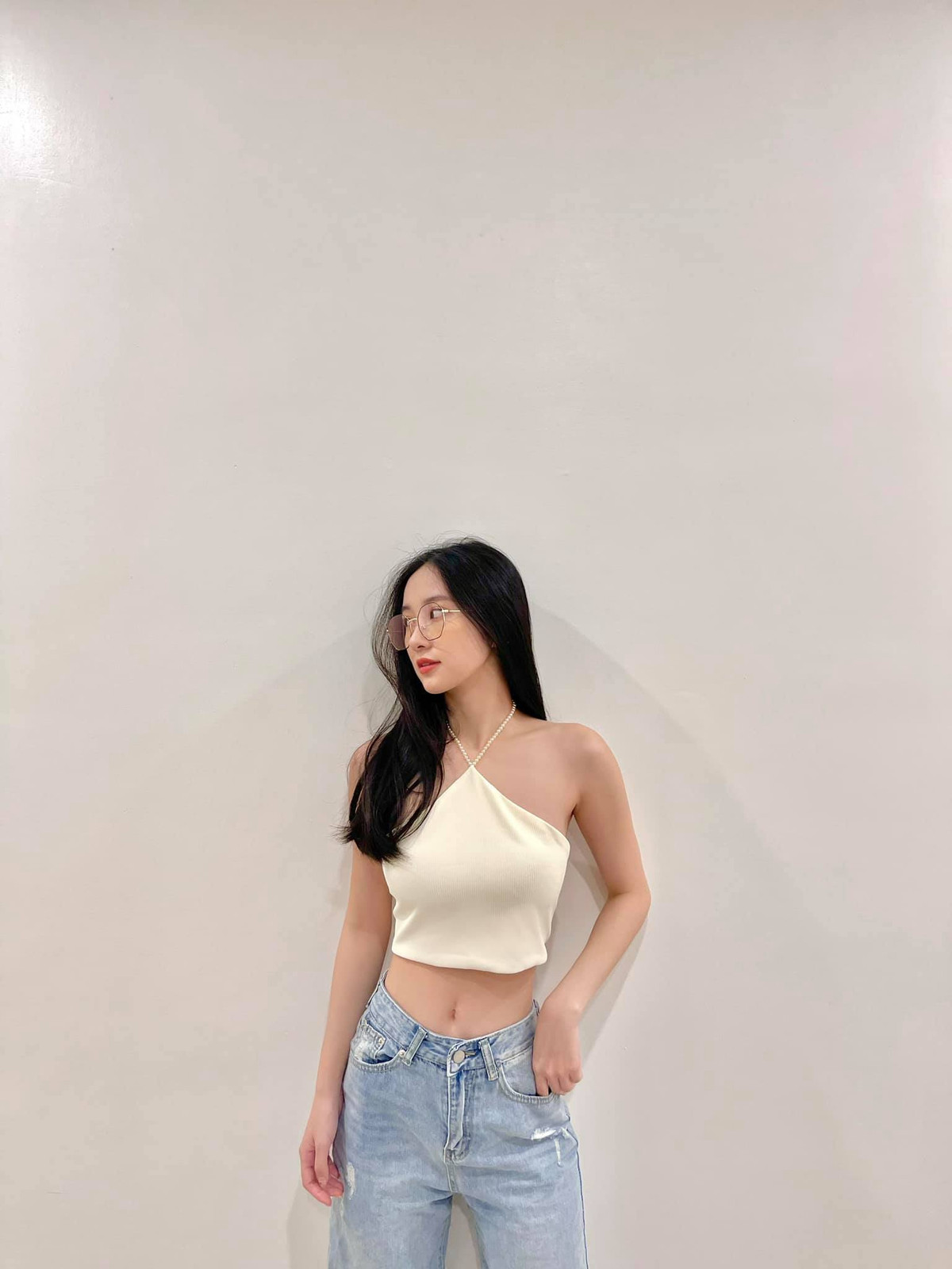 Jun Vũ lạ lẫm khi đeo kính.