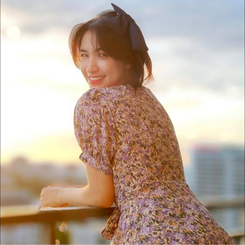 Nụ cười của ca sĩ Hòa Minzy ở nhà tránh dịch.